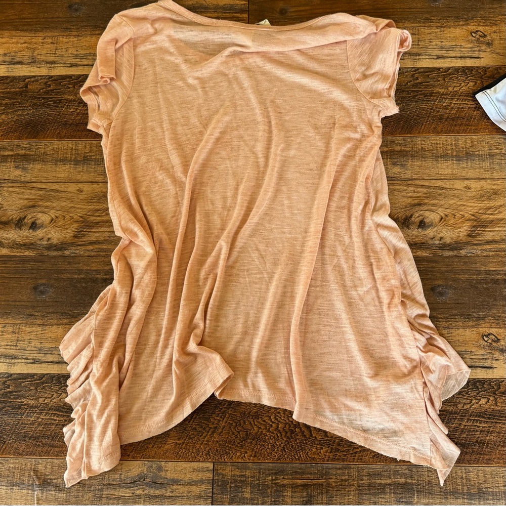 Blu Pepper Peach Flowy Tee Medium Ruffle Hem Asymmetrical Boho Lightweight Top - Picture 5 of 5
